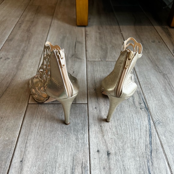 Oscar de la Renta pumps. - Picture 3 of 6